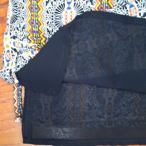 LUSH Geometric Lightweight Lined Vneck Tank Top - Picture 3 of 4